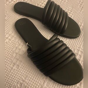 Time and Tru Women's Black Slide Sandals